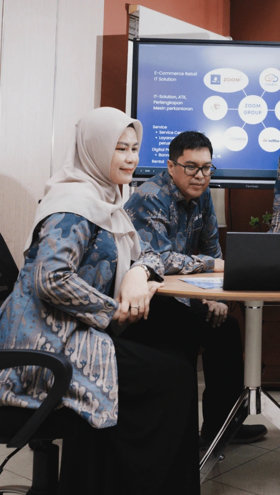 Suasana kerja di kantor